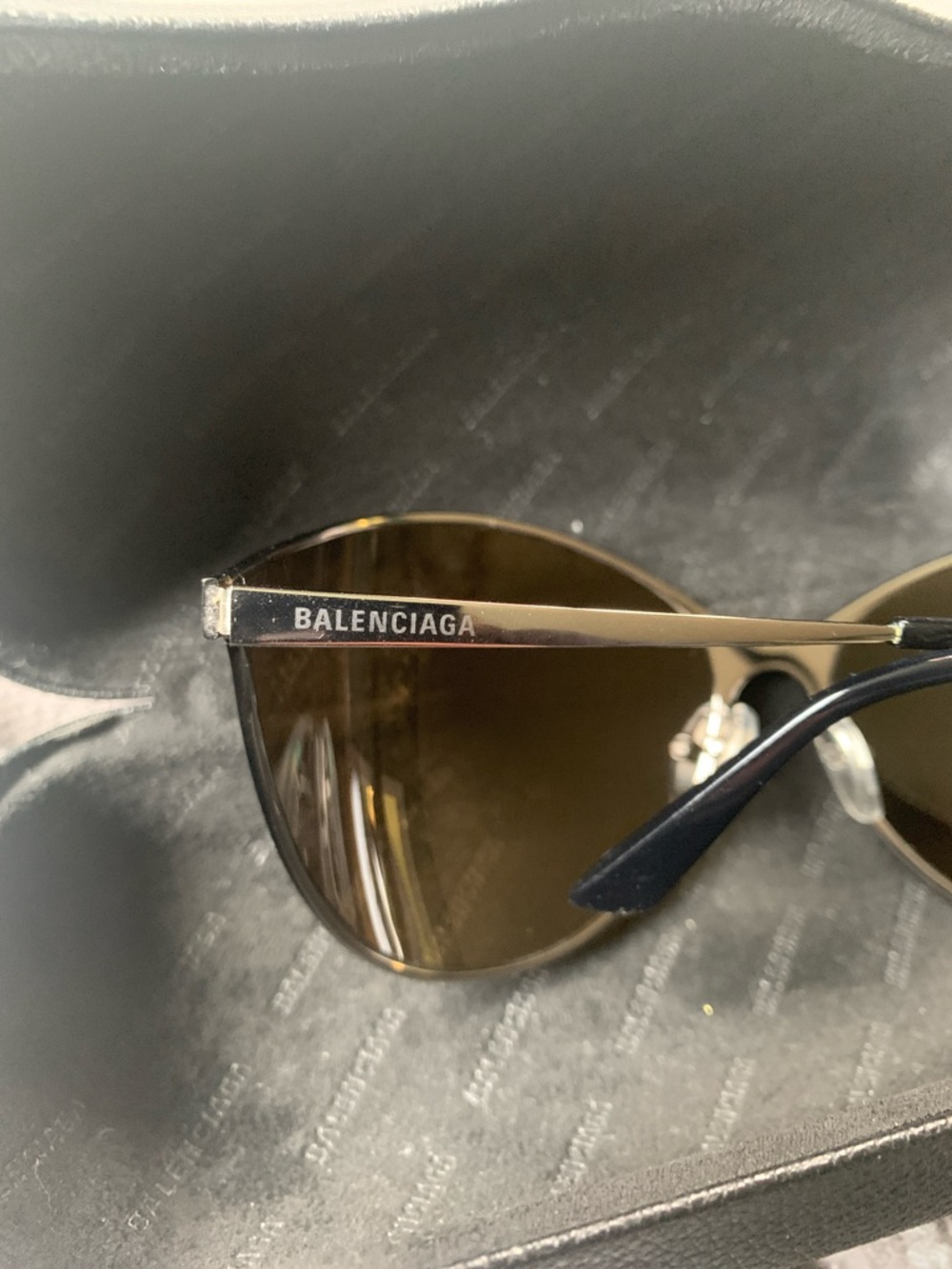 Balenciaga women’s sunglasses with case - Picture 2 of 11